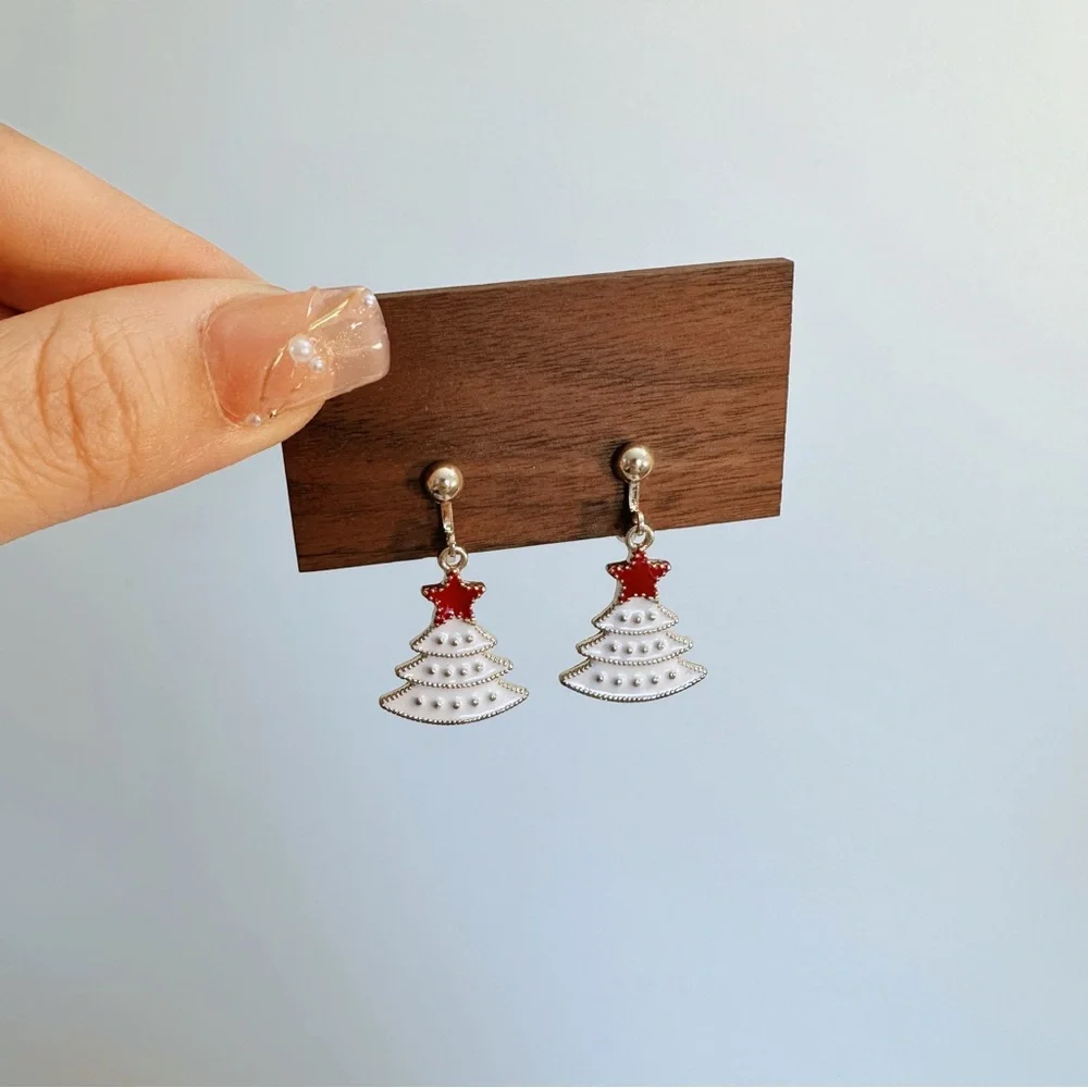 【CLIP ON】White Christmas Tree Clip-on Screw Back Earrings - Picture 1 of 2